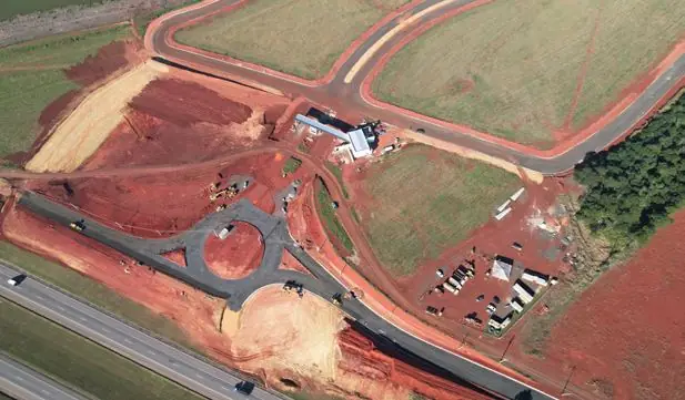 Acesso pela rodovia em obras