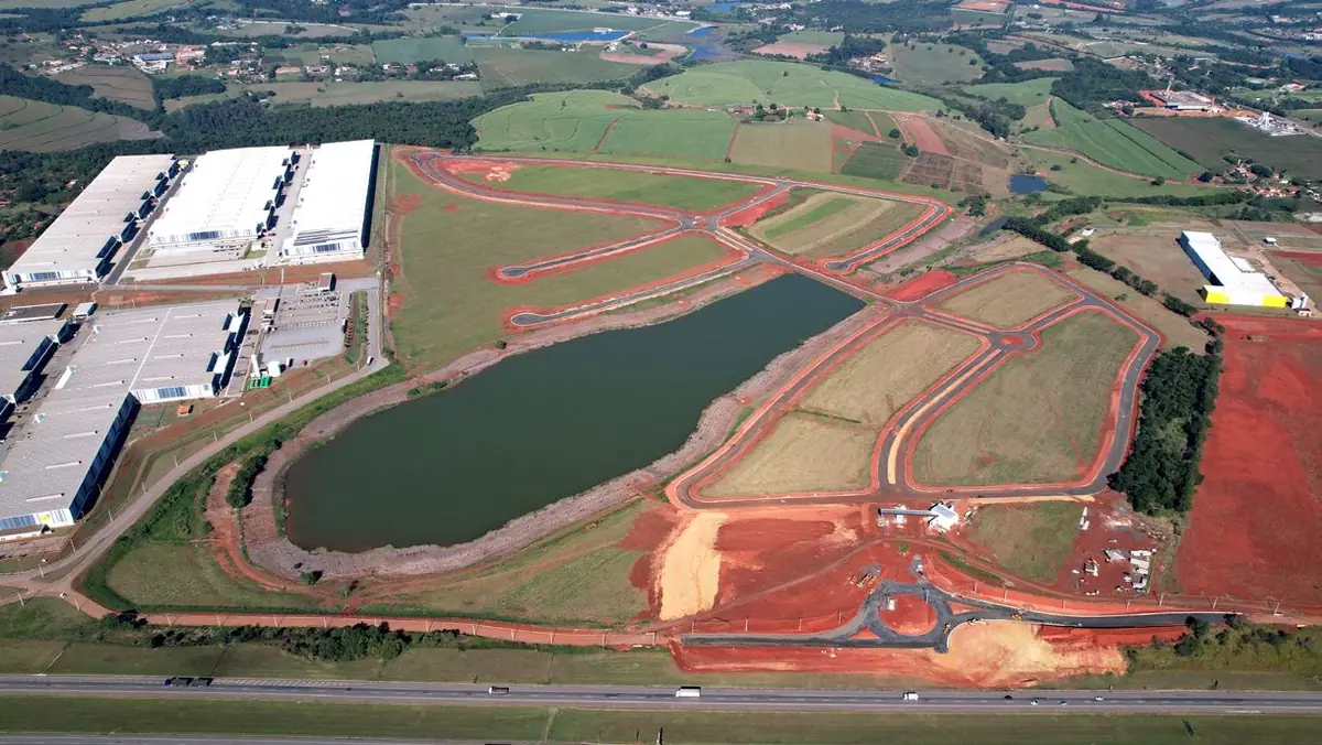 Lago e quadras em execução